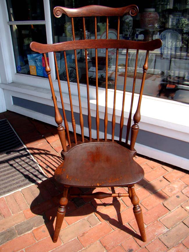 A fine WALLACE NUTTING Comb-Back Windsor Chair, early 20th century — image 3